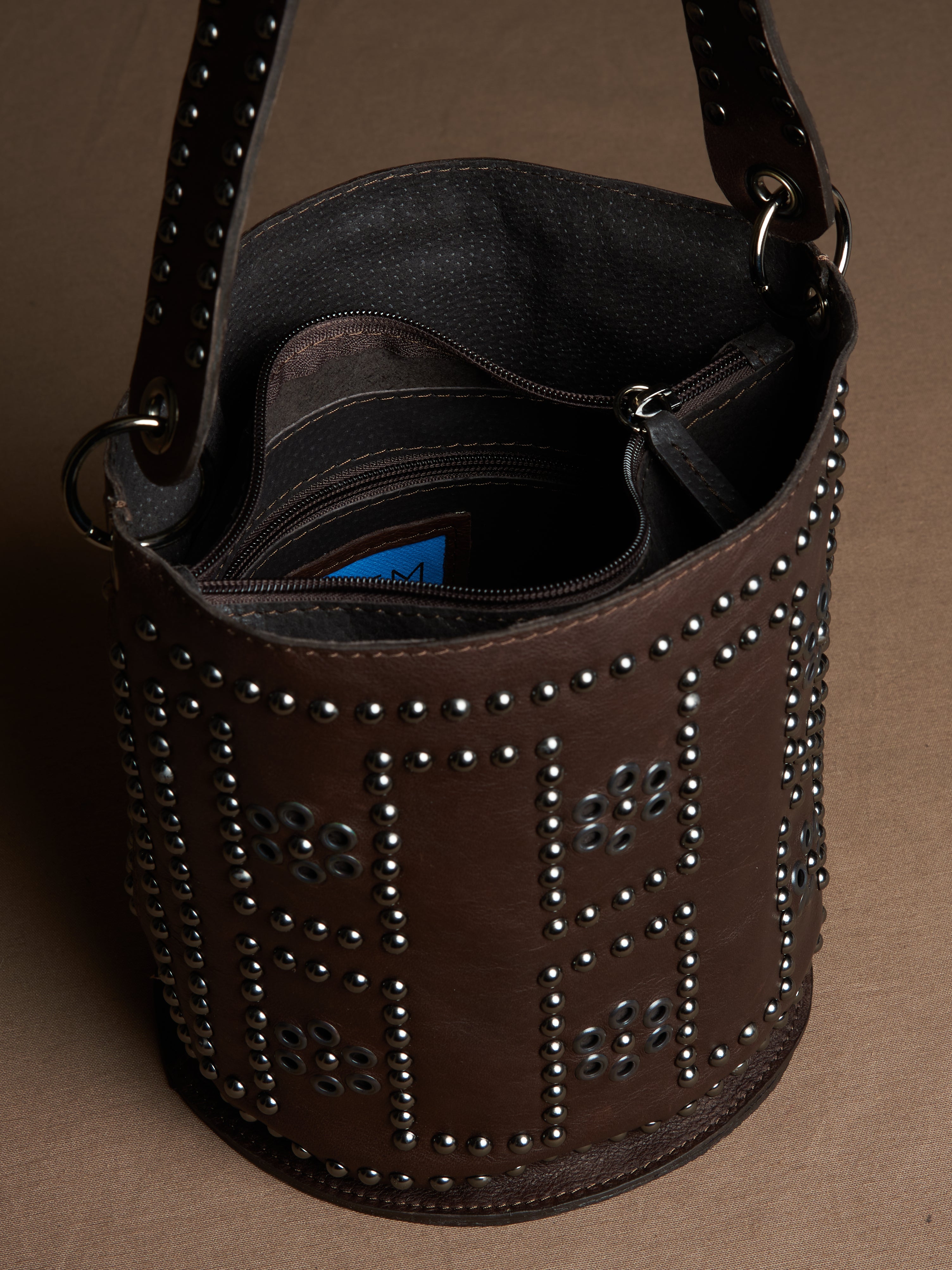 Cleo bucket