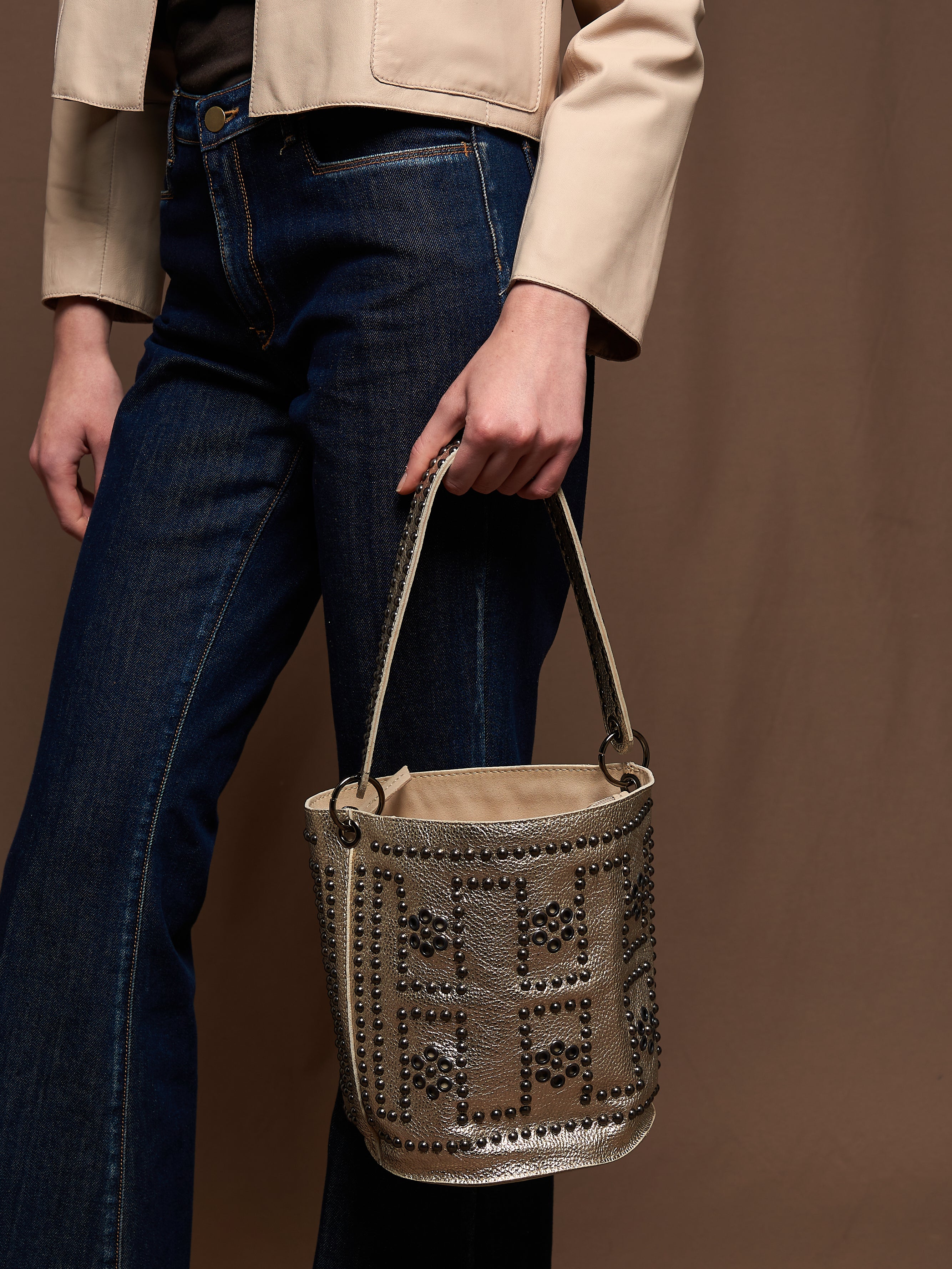 Cleo bucket