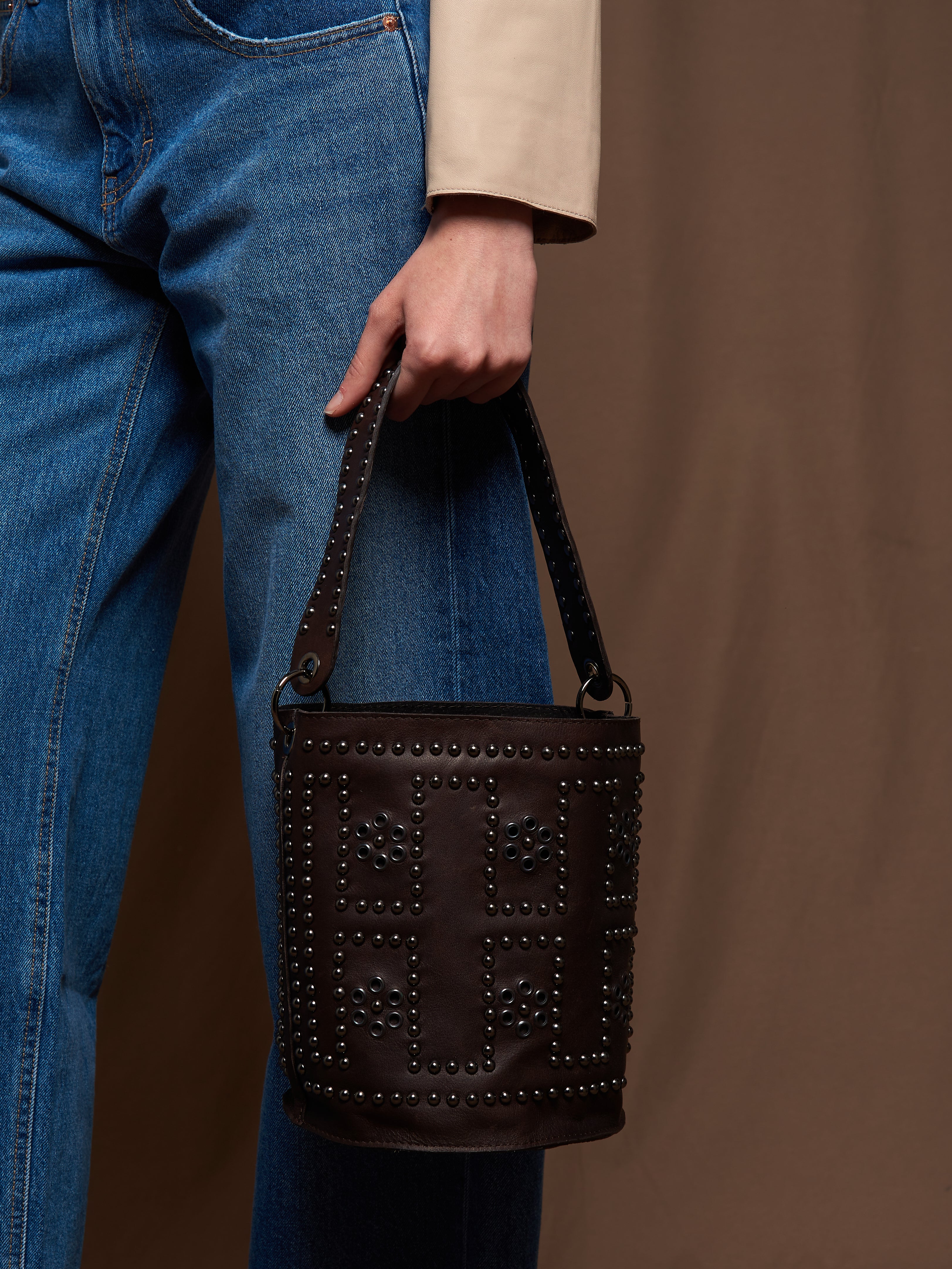 Cleo bucket